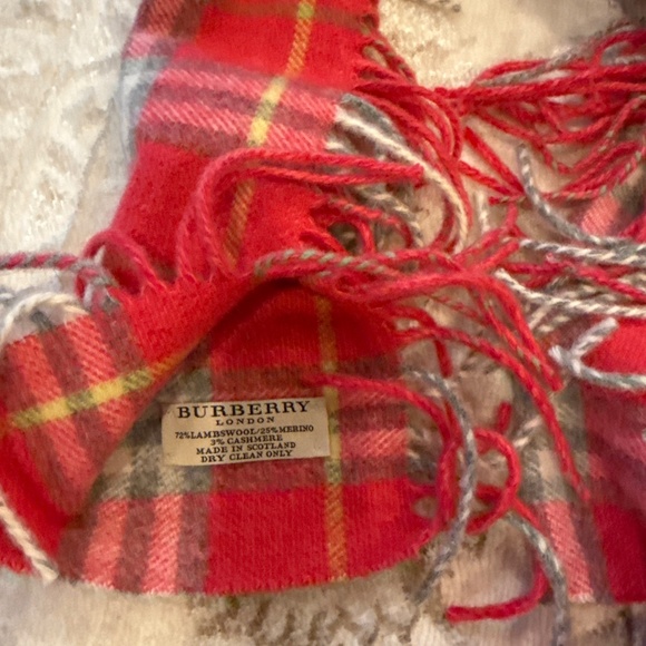 Burberry Happy Scarf - Picture 3 of 3